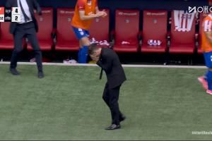 这是梅西？！目睹小蜘蛛任意球直接破门，西蒙尼场边捂脸不敢相信