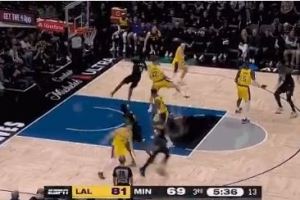 全民皆兵！拉拉维亚断球 里夫斯反击助飞克内克特空接暴扣！