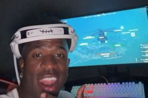 维尼修斯社媒晒打游戏照片，罗纳尔多海报出镜