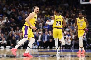 东契奇调侃:我英语比八村塁要好 他都上过大学 而我没有 东契奇调侃:我英语比八村塁要好 他都上过大学 而我没有