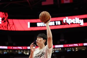 队记：尽管杨瀚森还在不断学习 但明显能看出他在G联赛积累的信心